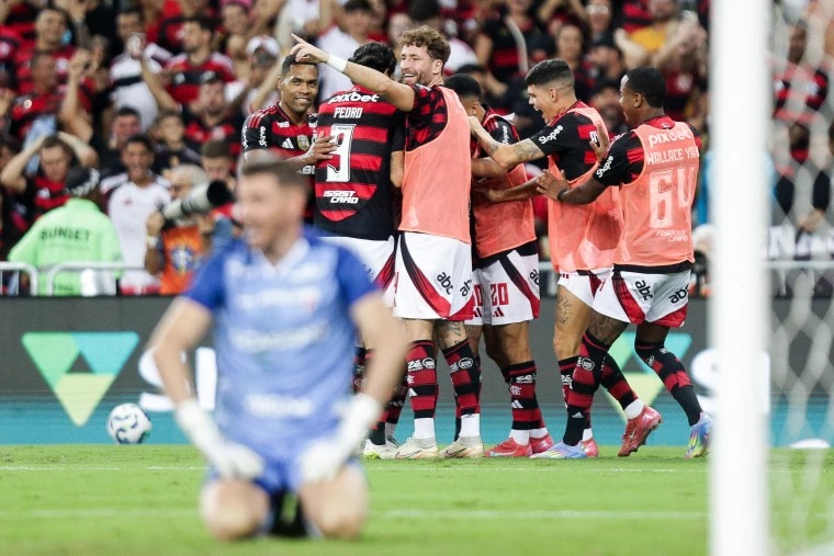 Reviravolta no Brasileiro: Flamengo assume liderana e Palmeiras cai para quarta posio