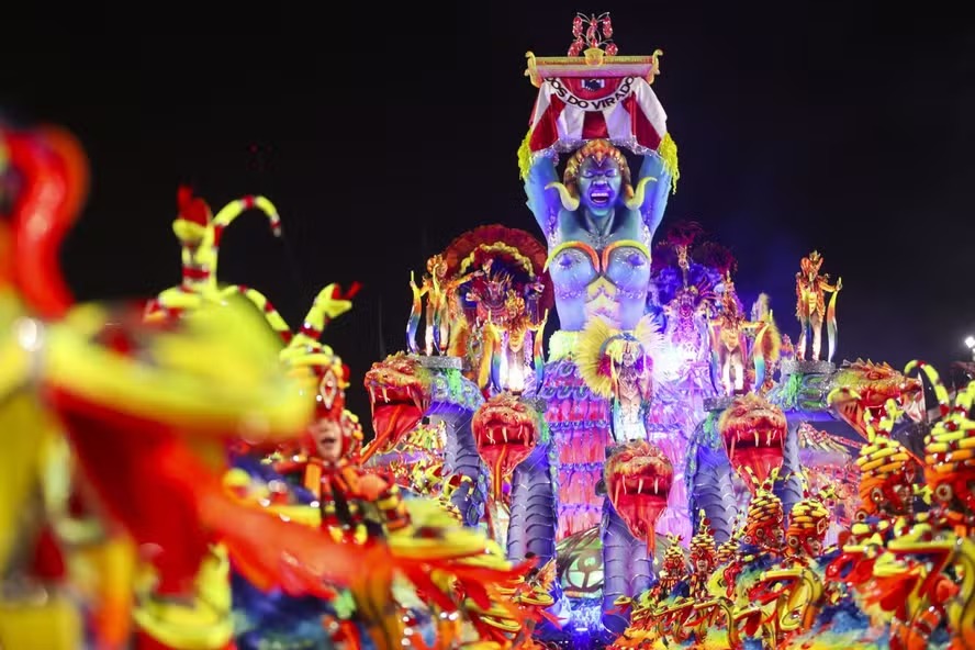 Viradouro é campeã do Carnaval no Rio, mas decisão vai para o tapetão