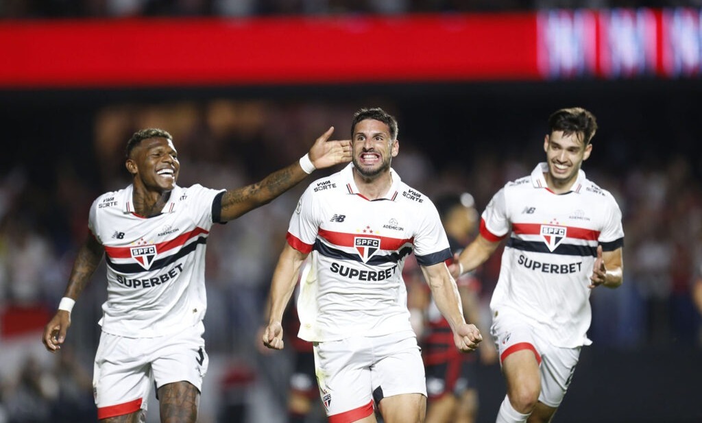 So Paulo vence o Flamengo e Botafogo retoma liderana do Campeonato Brasileiro