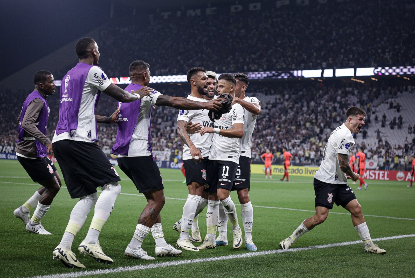 Corinthians goleia Nacional do Paraguai pela Copa Sul-Americana, com destaque para Romero