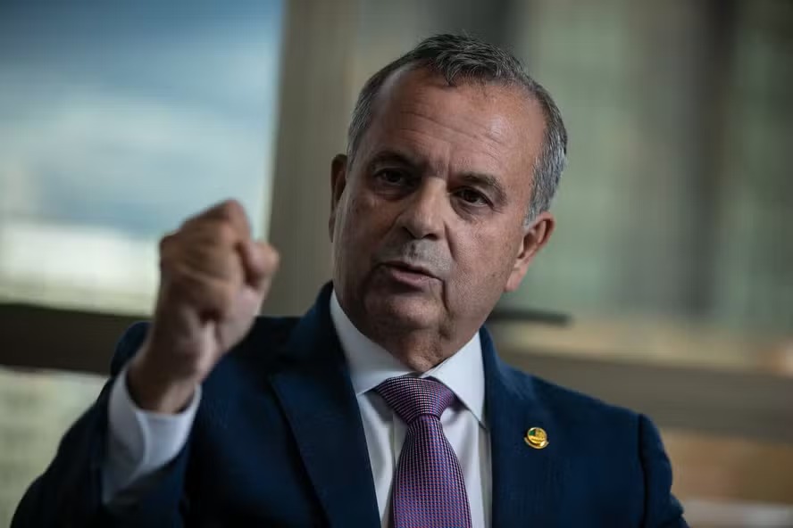 Marinho diz que esperava papel de 'lideran�a' de Fl�vio e lamenta poss�vel sa�da do pa�s: 'N�o digo que concordo porque n�o fui consultado'