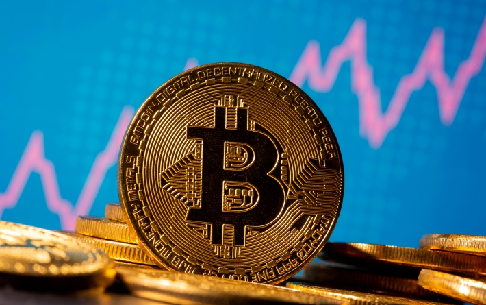 Bitcoin sobe forte após tombo da véspera e encosta nos US$ 42 mil; queda ainda é de 17% em 7 dias