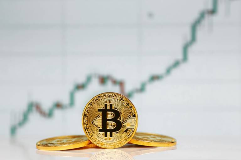 Bitcoin supera os US$ 62 mil e bate nova máxima histórica antes de estreia da Coinbase