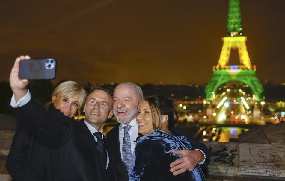 Lula prioriza agendas no exterior e resiste a conselhos de ministros para conter perda de popularidade

