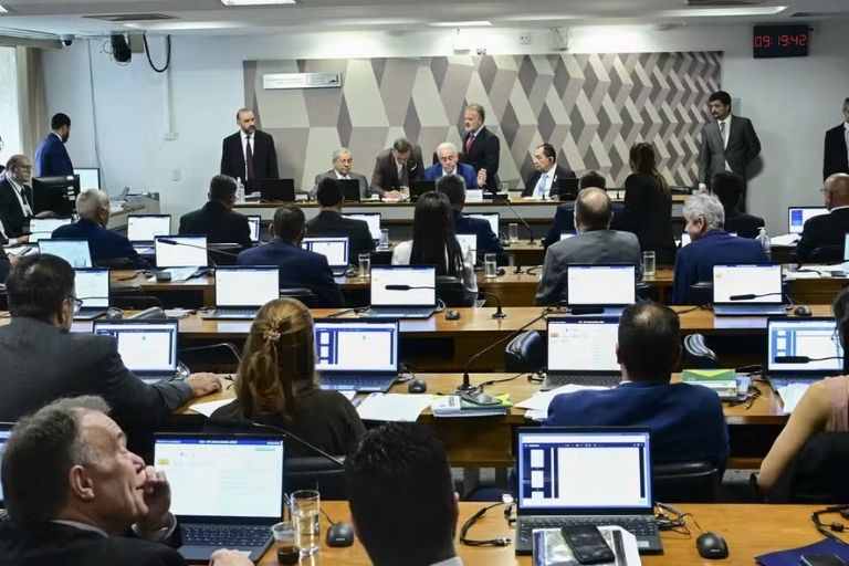 Em votao unnime, CCJ do Senado rejeita e enterra PEC da Blindagem