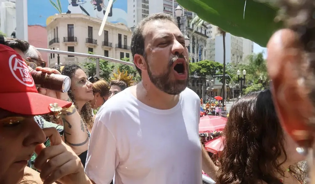 Folha de S. Paulo: Guilherme Boulos é ovacionado aos gritos de ''prefeito, prefeito'', em SP