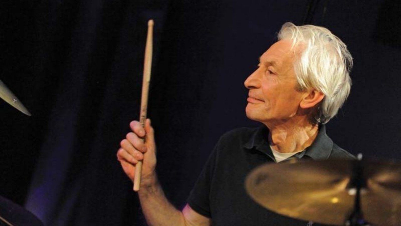 Morre Charlie Watts, o elegante baterista dos Rolling Stones