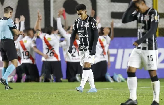 Corinthians e Santos começam com derrotas em torneios internacionais