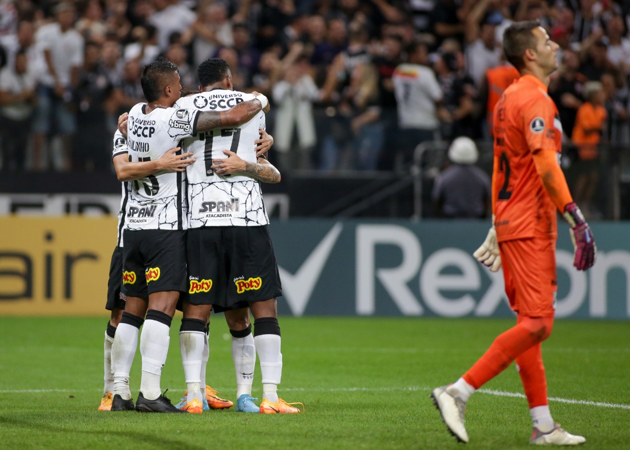 Corinthians e Santos vencem na Libertadores e na Sul-Americana