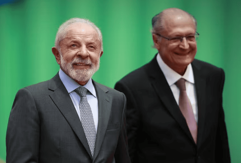 Lula tenta 'cartada final' para atrair partidos de centro ao colocar em dúvida Alckmin como vice, dizem aliados