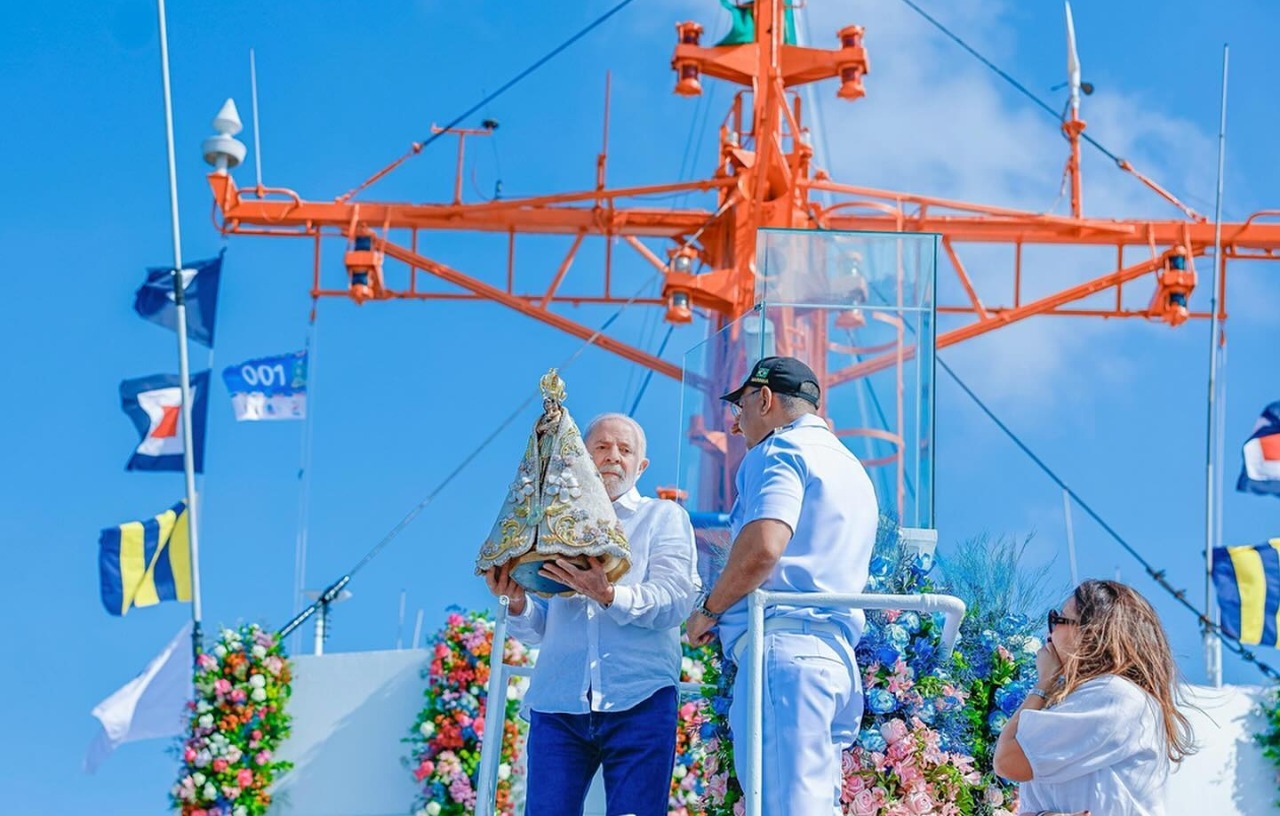 Lula vai ao Crio de Nazar, participa da procisso fluvial e ganha imagem da padroeira