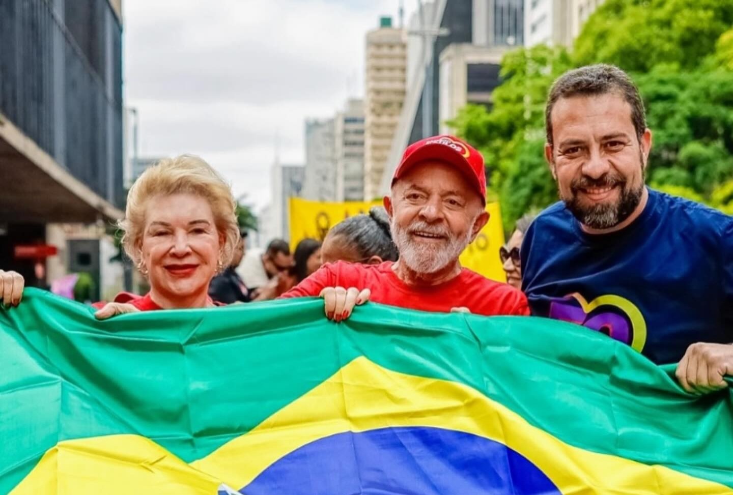 ''Caminhada da Vitria'' com Boulos, Marta e Lula, rene milhares de pessoas na Paulista