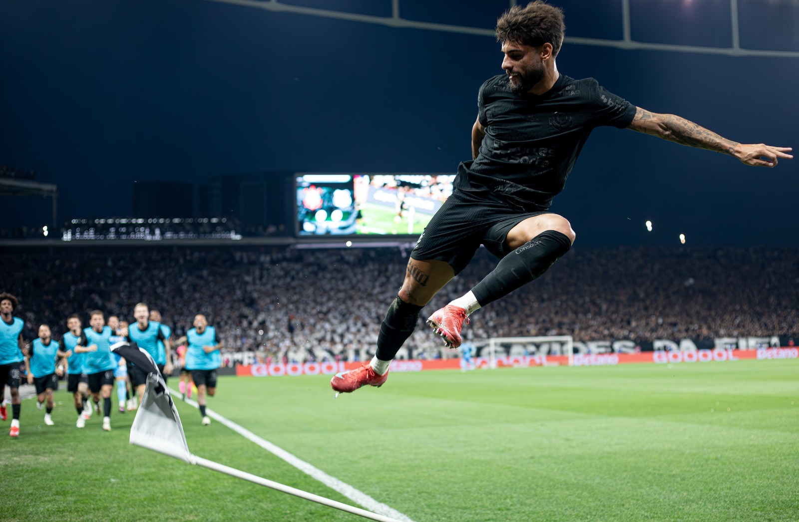 Corinthians faz 2x1 no Santos e est na final do Campeonato Paulista