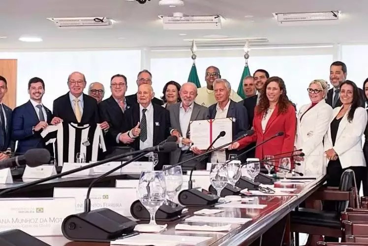 Leilão do CT Rei Pelé é cancelado e Santos assina, com Lula presente, acordo de concessão do terreno por 40 anos