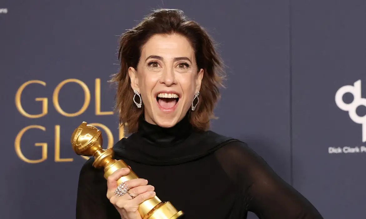 Fernanda Torres leva Globo de Ouro por atuao em Ainda Estou Aqui