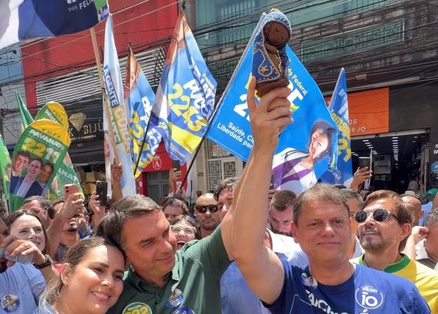 Desgaste com 'caso Nossa Senhora' e acirramento da disputa com Lula levam Flávio a mudar cálculo e decidir ir ao debate da Globo