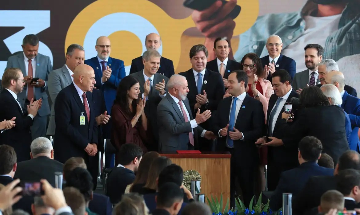 Lula assina decreto da TV 3.0; novo sistema deve comear em 2026