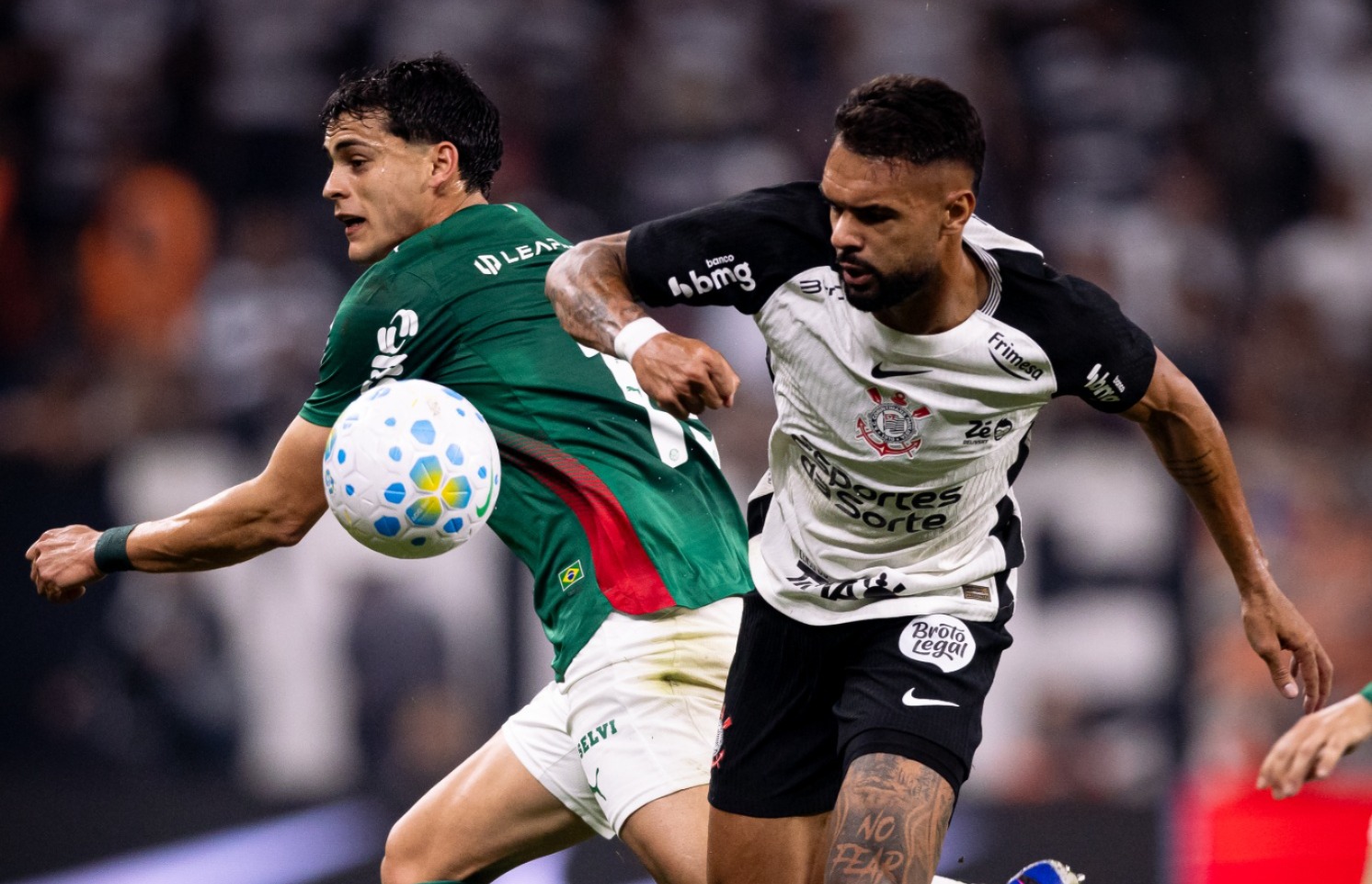 Mesmo com duas expuls�es, Corinthians consegue segurar l�der Palmeiras na Neo Qu�mica Arena