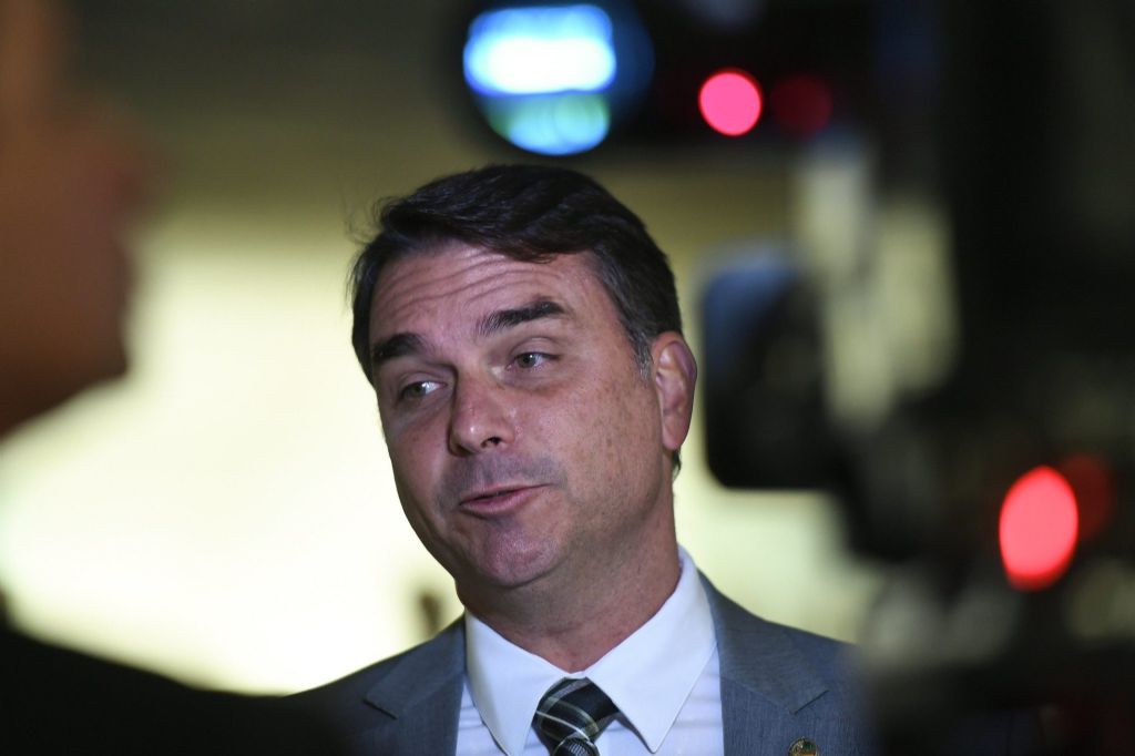 Fl�vio Bolsonaro n�o derreteu, mas ainda est� longe de demonstrar resili�ncia