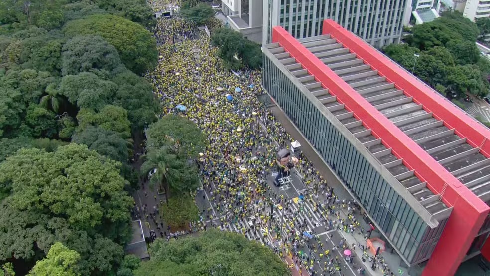 Manifestantes fazem ato contra Lula e ministros do STF na Avenida Paulista