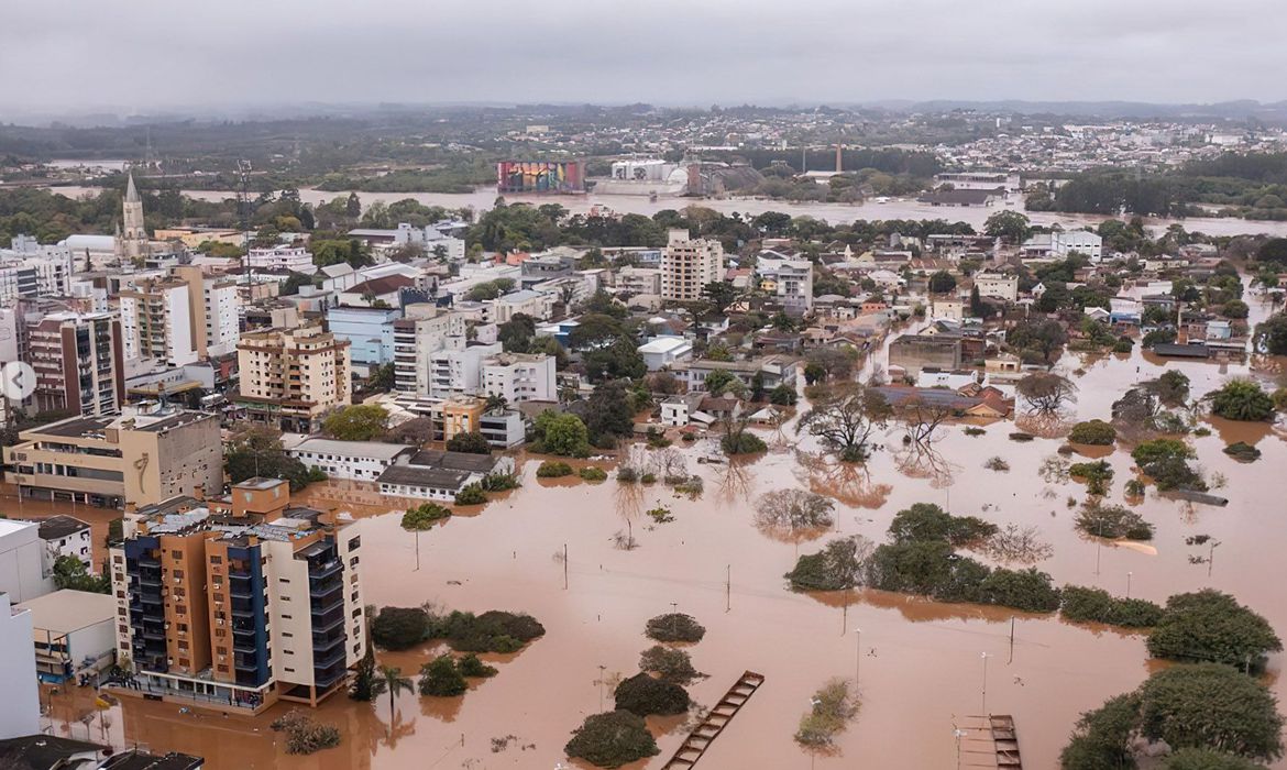 Chuvas no Sul: mortes, destruio e descaso com preveno de enchentes