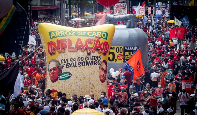 ''Fora Bolsonaro'' eclode em protestos por todo o Pas