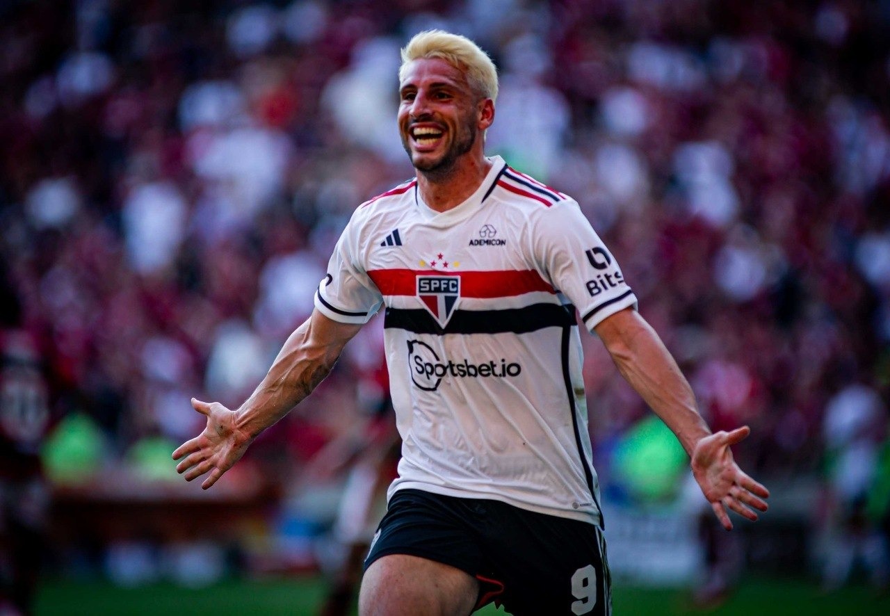 Com recorde de arrecadao e gol de Calleri, So Paulo bate Flamengo no Maracan